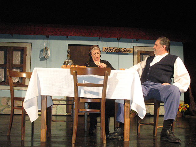 Krešimir Tomljenović i Maja Brozičević u jednoj sceni Klupka/Foto arhiva  Marka Čuljata                                                                                                                                                                   